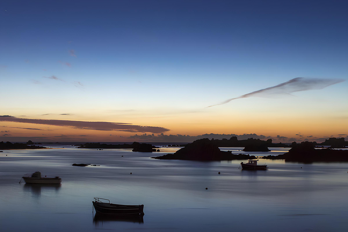 Paysage marin nocturne entourant l'Île Vierge.