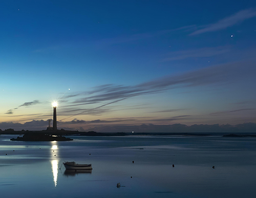 Phare de l'île Vierge et nuages noctulescents