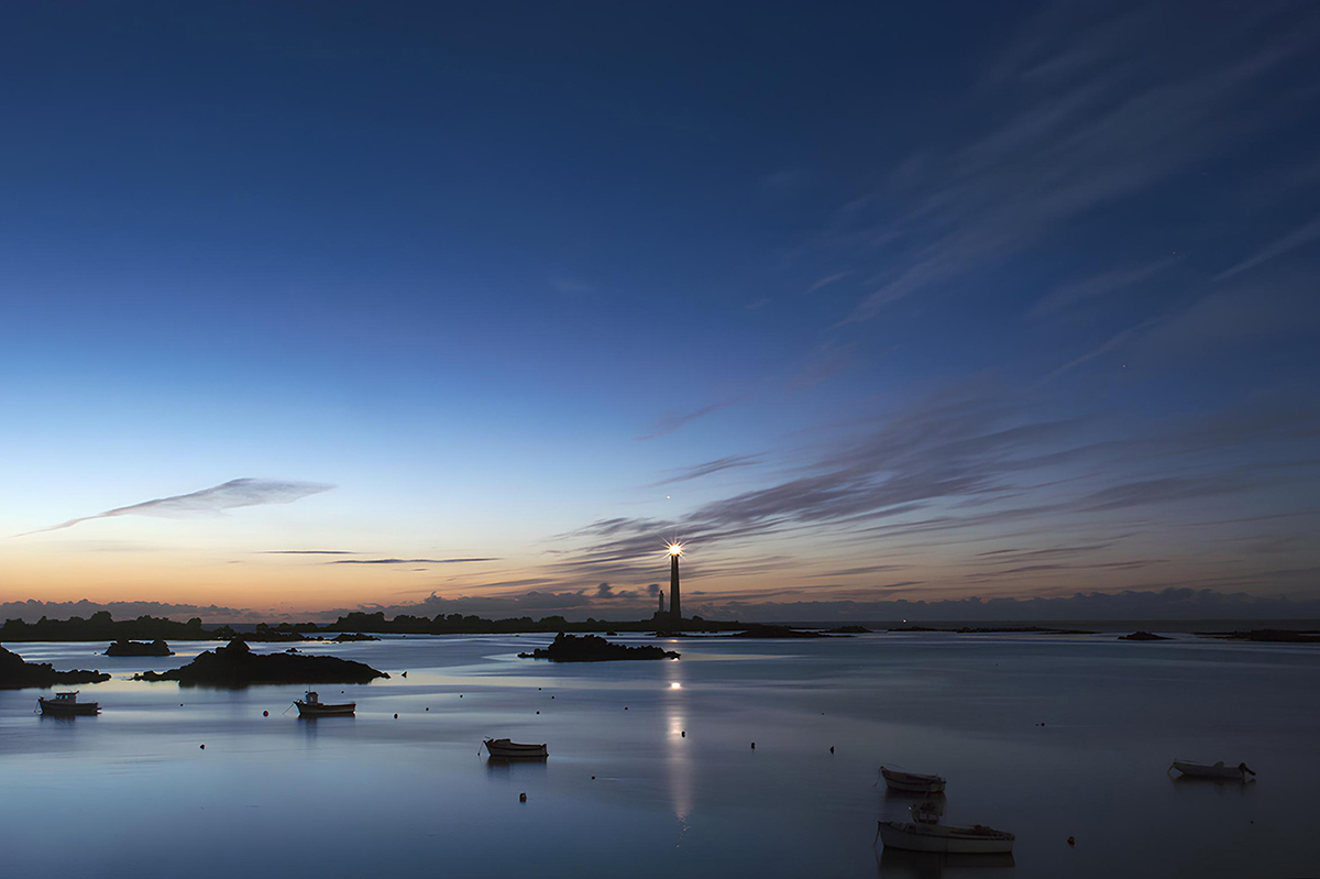 Phare de l'Île Vierge une fois la nuit tombée de la nuit.