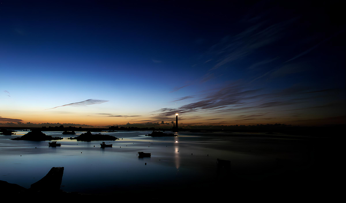 Paysage marin de l'Île Vierge à la nuit tombée.