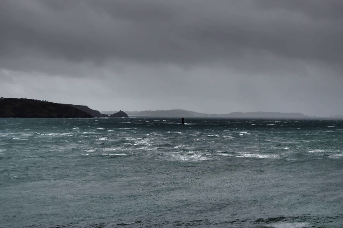 Tempête sur la rade de Brest, les nuages et embruns réduisaient considérablement la visibilité